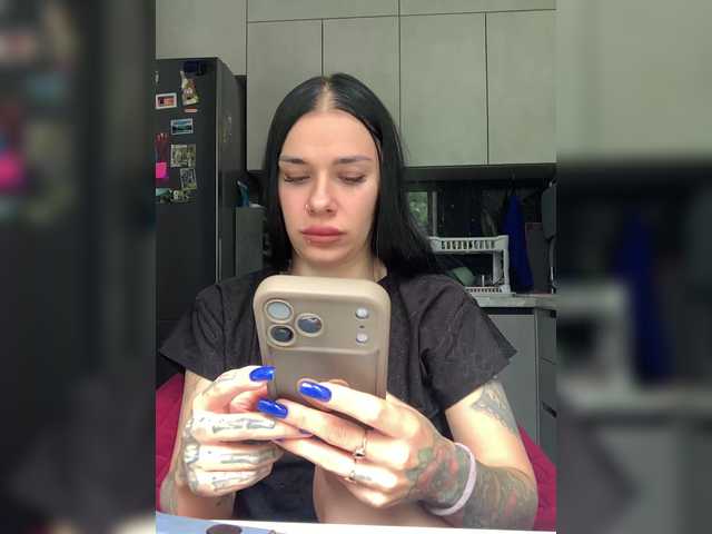 MaidenCrystal live webcam show