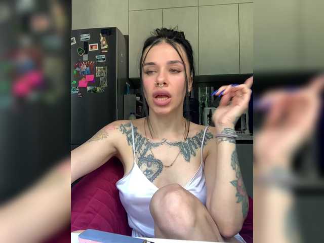 MaidenCrystal live webcam show