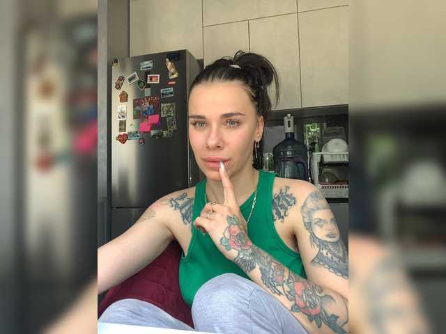 MaidenCrystal live cam on BongaCams