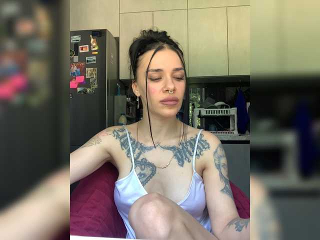 MaidenCrystal live webcam show