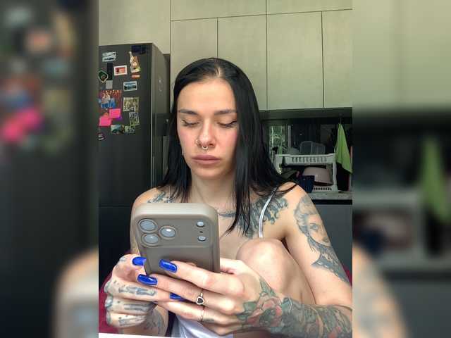 MaidenCrystal live cam