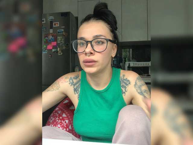MaidenCrystal live cam on BongaCams