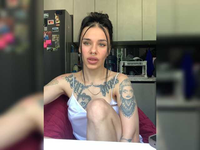 MaidenCrystal live webcam show