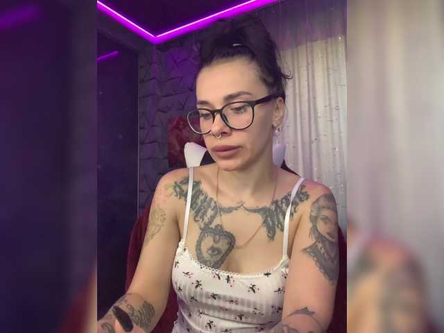 MaidenCrystal live cam on BongaCams