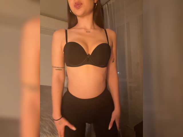 EmilyPure, en directo ahora en BongaCams
