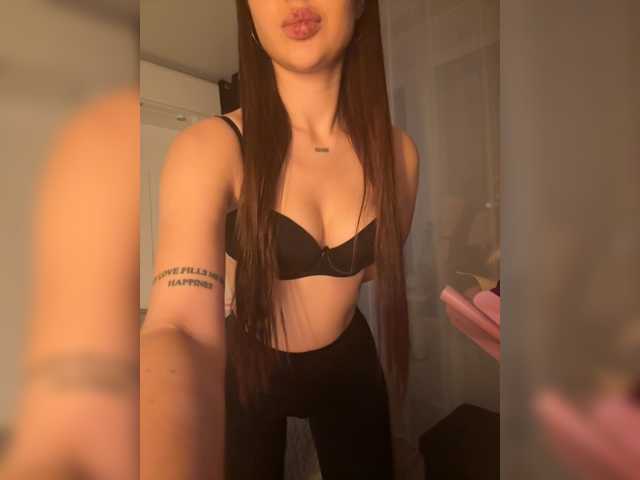 EmilyPure, en directo ahora en BongaCams