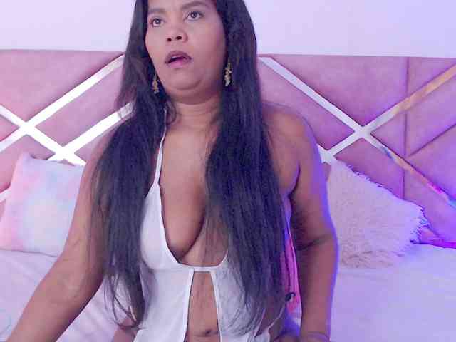 NiaPratt webcam