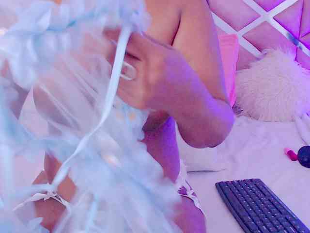 NiaPratt webcam