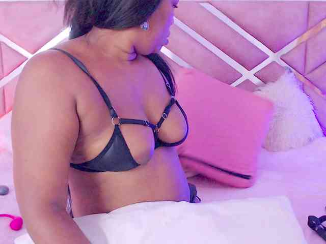 NiaPratt webcam