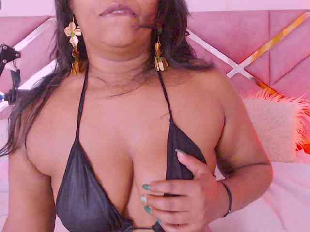 NiaPratt webcam