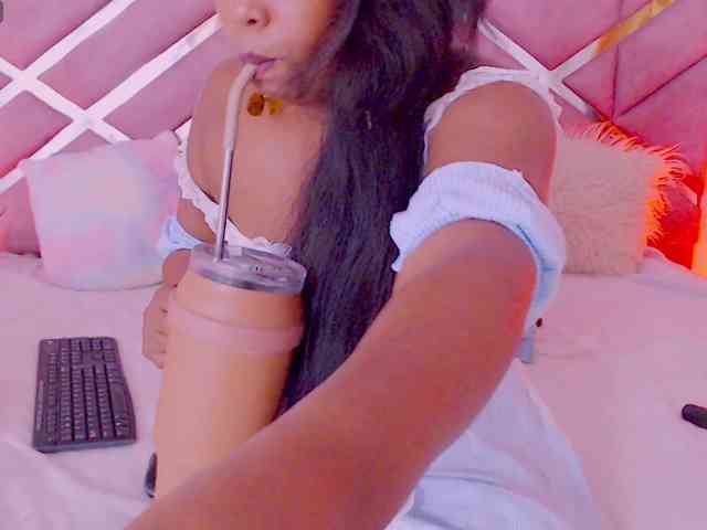 NiaPratt webcam