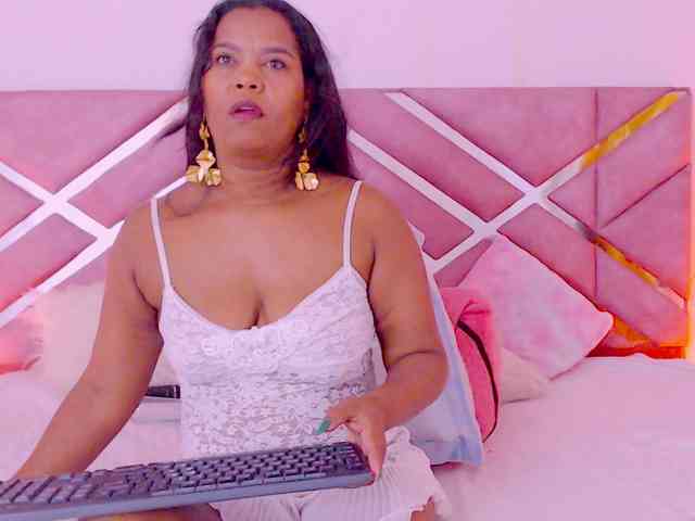 NiaPratt webcam