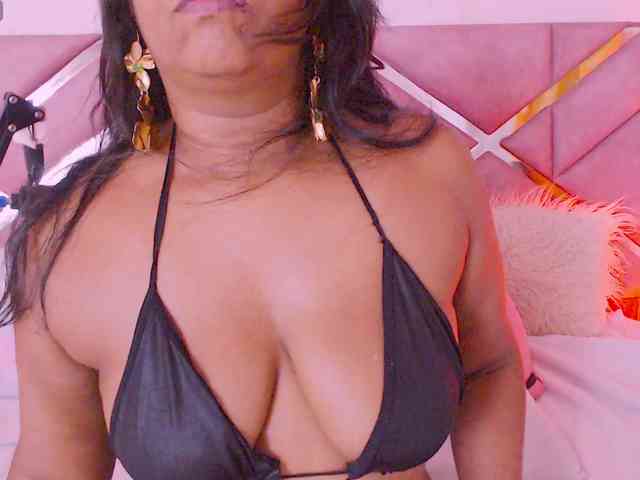 NiaPratt webcam