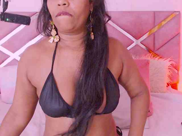 NiaPratt webcam