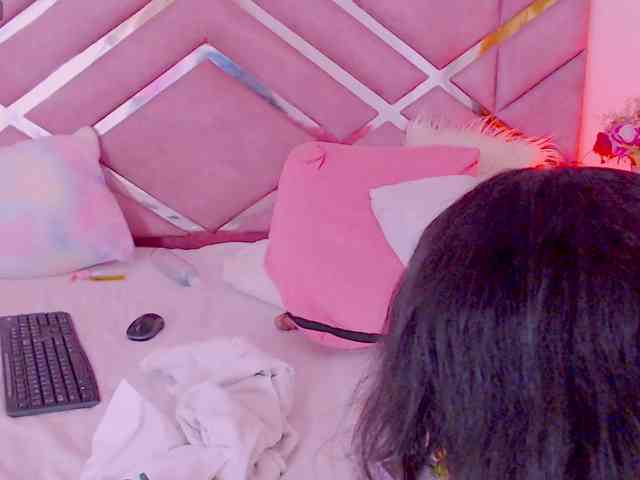 NiaPratt webcam