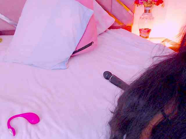 NiaPratt webcam