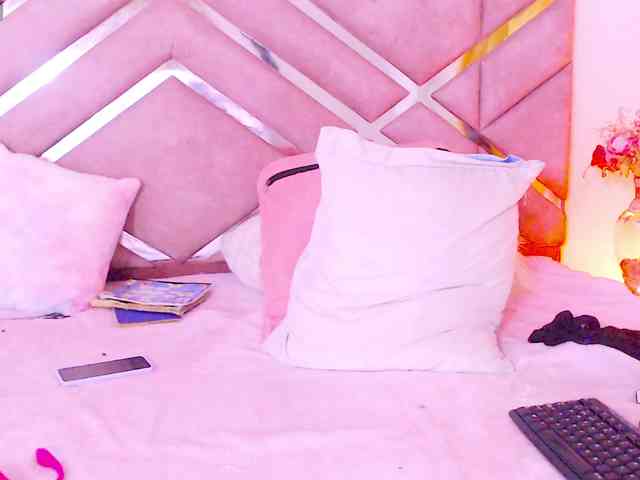 NiaPratt webcam