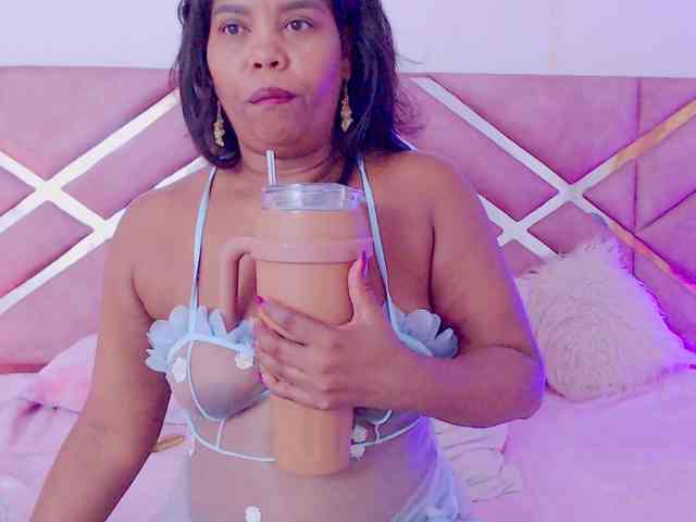 NiaPratt webcam