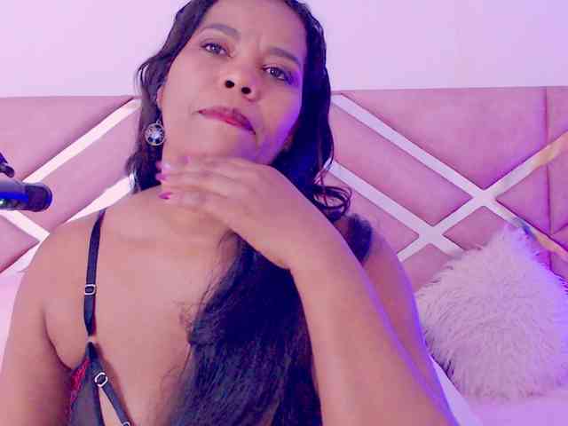 NiaPratt webcam