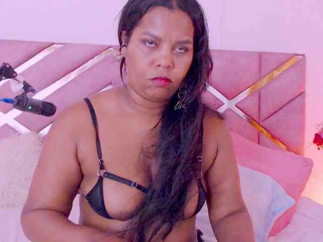 NiaPratt webcam