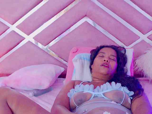 NiaPratt webcam