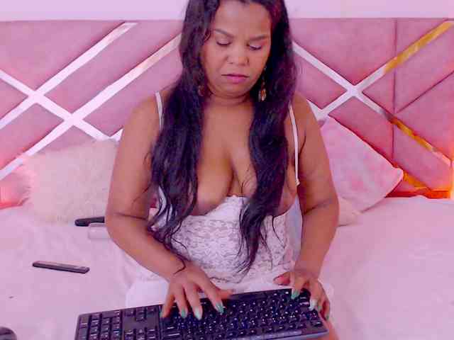 NiaPratt webcam