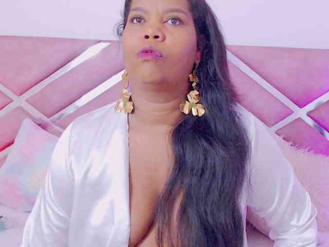 NiaPratt webcam