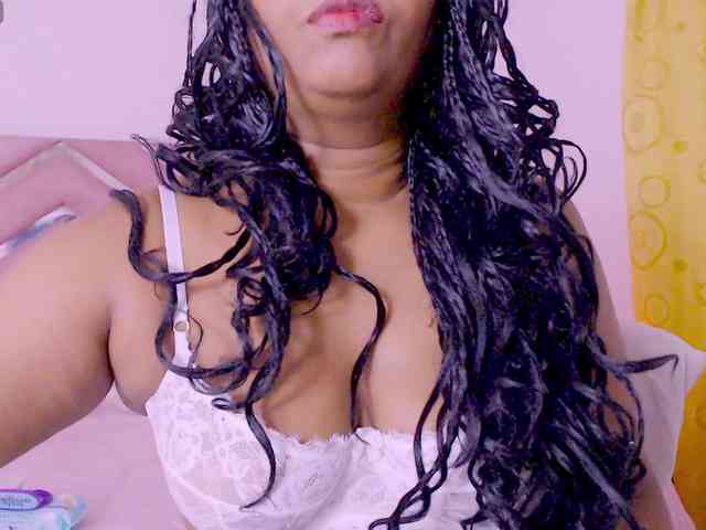 NiaPratt webcam