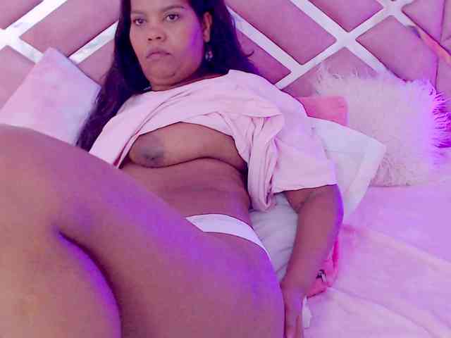 NiaPratt webcam