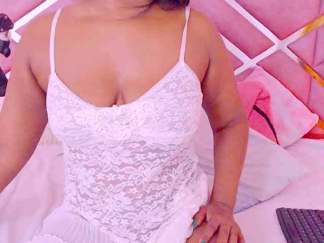 NiaPratt webcam