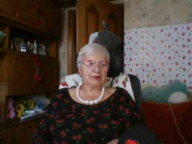SweetCherry00 live female cam on bongacams