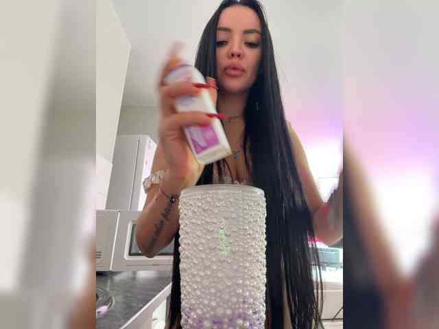 Este modelo está en vivo ahora. alinakukla787