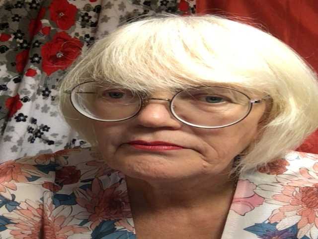 Ladushka — live female cam