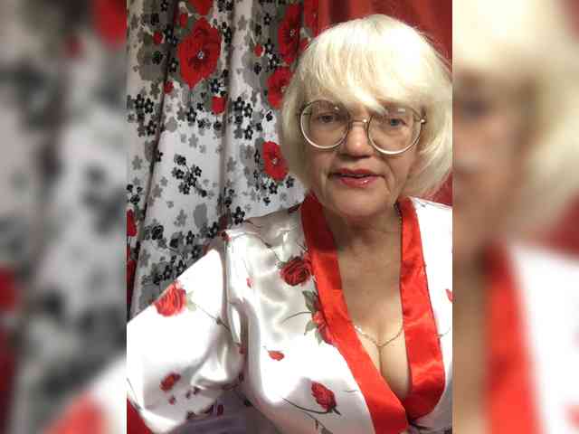 klounessa live female cam on bongacams