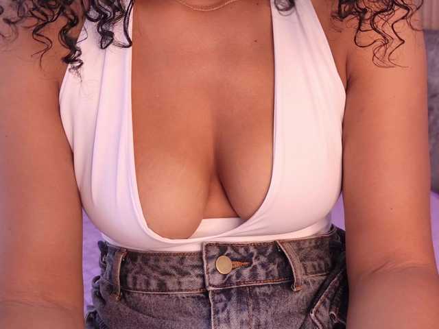 le modèle naia-blesed est en webcam porno dans un show sur le site bongacams, il possède les tags suivants: Ebony,Brunette,Shaved