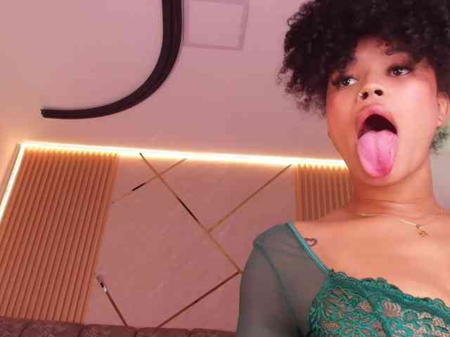 Modella: naia-blesed