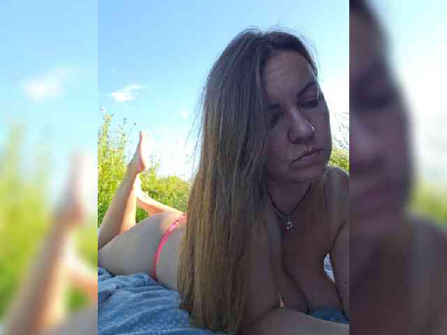 MilaSavory webcam