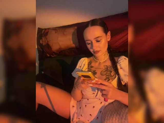 Chat with Italianka live cam