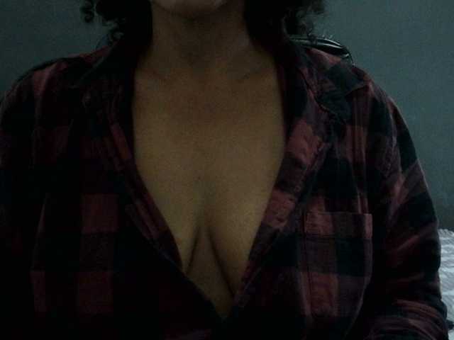 le modèle volupmilf est en webcam porno dans un show sur le site bongacams, il possède les tags suivants: Ebony,Brunette,Trimmed