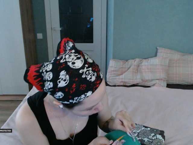 Hugo-Min — live female cam