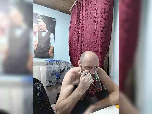 Innokentiy449 live couple cam on bongacams