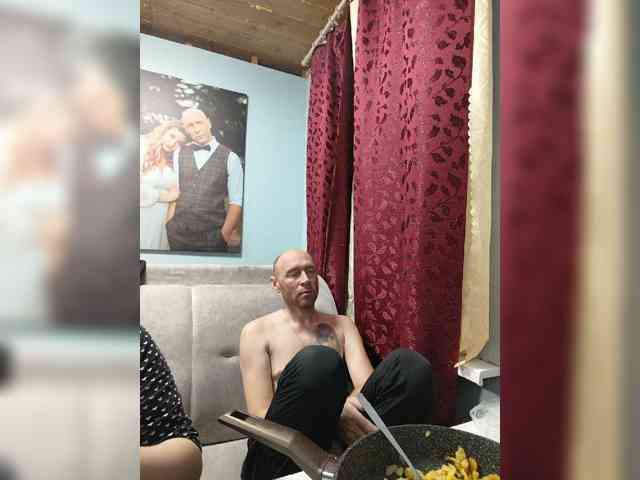 Innokentiy449 live couple cam on bongacams