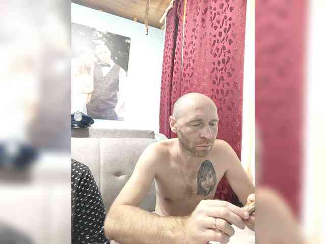 Innokentiy449 live couple cam on bongacams