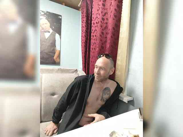 Innokentiy449 live couple cam on bongacams