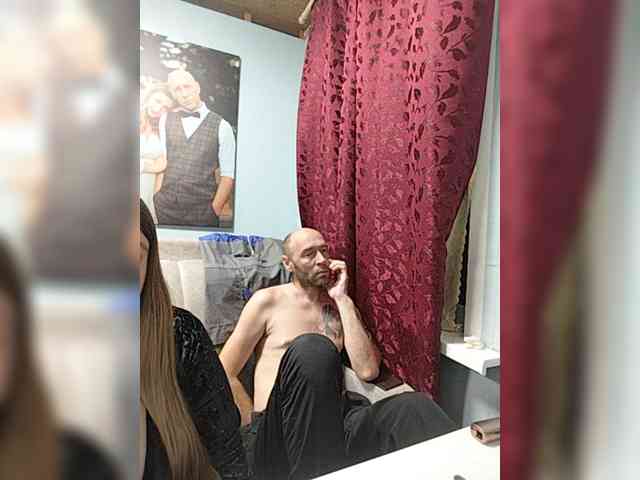 Innokentiy449 live couple cam on bongacams