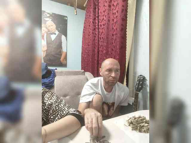 Innokentiy449 live couple cam on bongacams