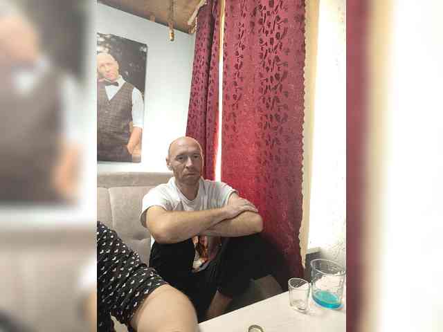 Innokentiy449 live couple cam on bongacams