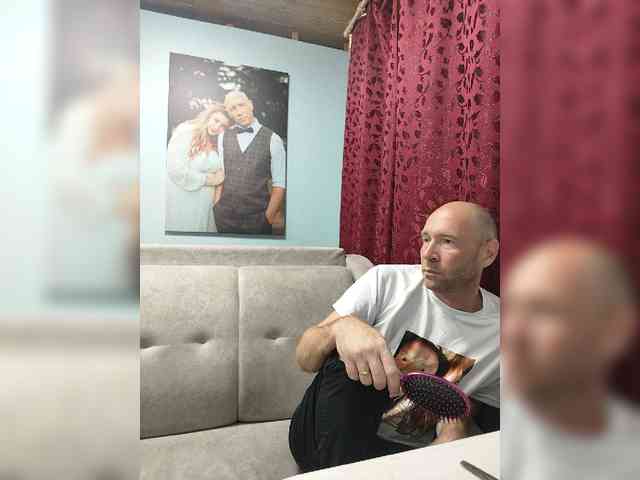 Innokentiy449 live couple cam on bongacams