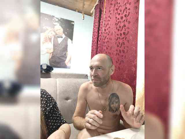 Innokentiy449 live couple cam on bongacams