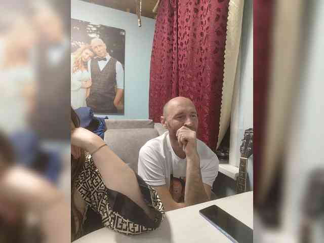 Innokentiy449 live couple cam on bongacams